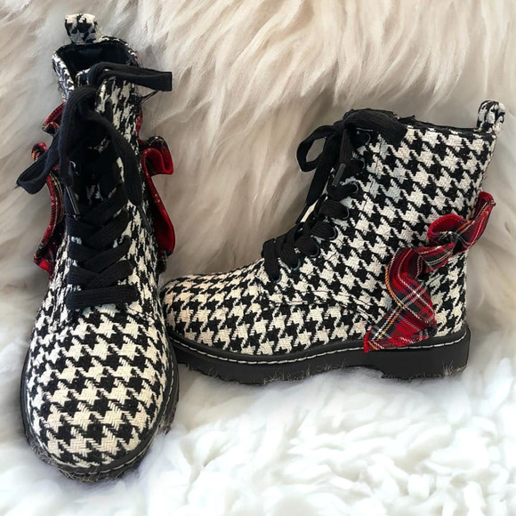 Torrid 7.5ww Betsey Johnson Houndstooth Plaid Ruffle Combat Punk Lace Up Boots
